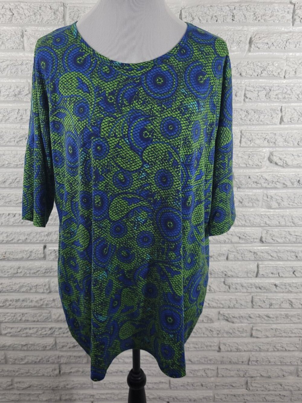LuLaRoe XL Tunic Top Blue Green Geometric Short Sleeve Crew Neck Stretch GEO130E